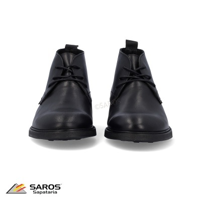 Botas pretas de couro com atacadores em fundo branco e logotipo SAROS Sapataria