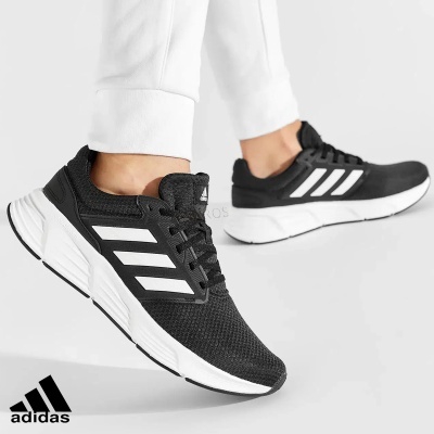 Ténis Adidas pretos com riscas brancas e solado branco