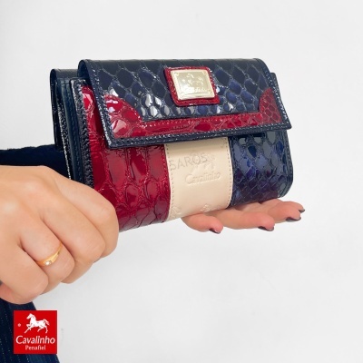Carteira Cavalinho azul, vermelha e creme com textura de pele de cobra e placa metálica