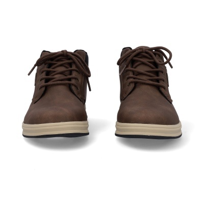 Sapatos castanhos com cadarços e sola branca