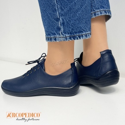 sapatos azuis escuros de pele com atacadores