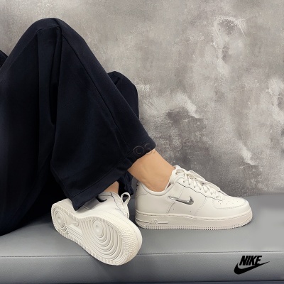 Sapatilhas Nike Air Force 1 brancas com sola antiderrapante e logo prateado