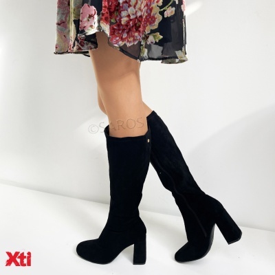 Bota preta feminina camurçada com salto largo médio