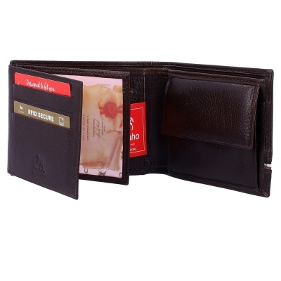 Carteira em pele castanha aberta com cartões e etiquetas visíveis