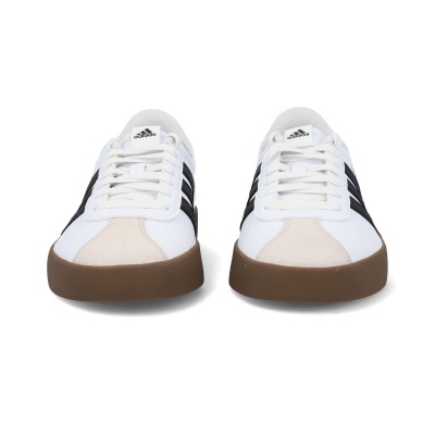 Par de sapatilhas Adidas brancas com riscas pretas e sola castanha