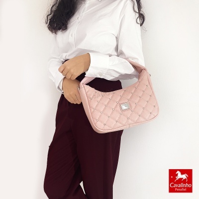 Mala de ombro rosa acolchoada com detalhes brilhantes