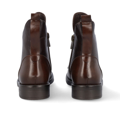 Botins castanhos de couro com textura e fecho lateral, vista traseira