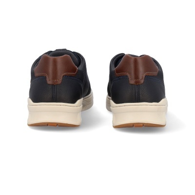 Ténis masculinos pretos com detalhes castanhos vistos de trás