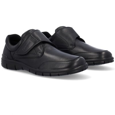 Sapatos pretos de couro com fecho em velcro em fundo branco