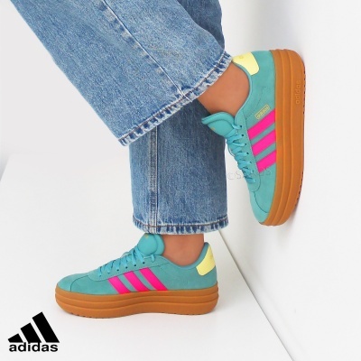 Ténis Adidas azul turquesa com riscas rosa e sola castanha