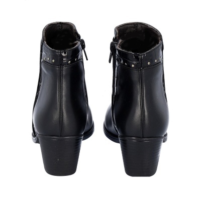 Botins pretos de couro com salto médio e detalhes superiores com padrão croco e rebites.