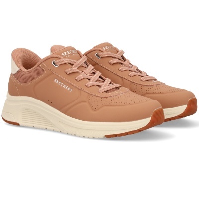 Ténis Skechers castanho claro com sola branca e detalhes beige, atacadores, texto Skechers e topo perfurado