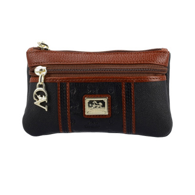 Bolsa pequena preta com detalhes castanhos e pendentes dourados