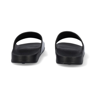 Chinelos pretos de borracha vistos de trás sobre fundo branco