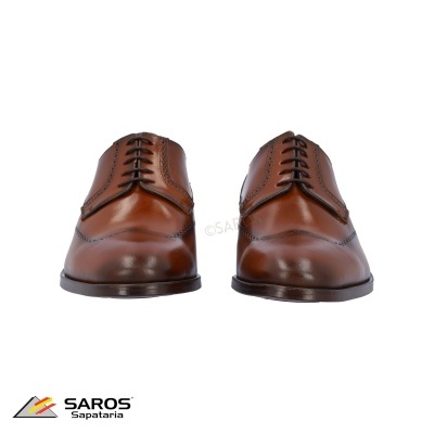 Sapatos clássicos de couro castanho com atacadores pretos
