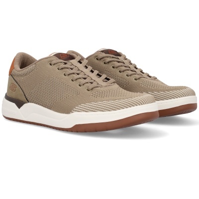 Par de sapatilhas bege Skechers com sola branca e detalhes castanhos