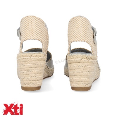 Sandálias femininas de cunha bege com sola de corda e fivela prateada vistas por trás