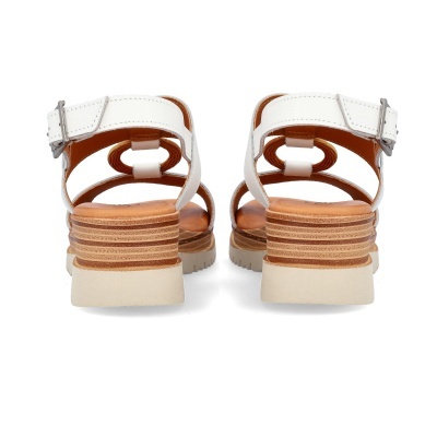 Sandálias brancas com salto em bloco vistas de trás