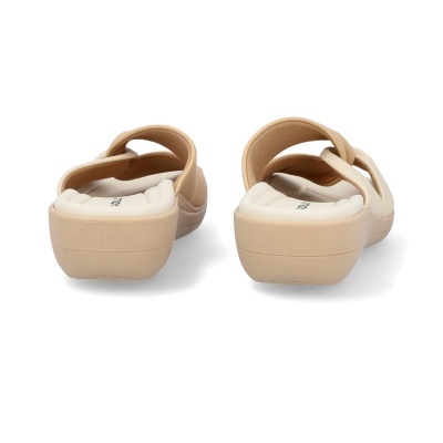 Chinelos de plataforma bege com tiras cruzadas almofadadas e palmilha acolchoada