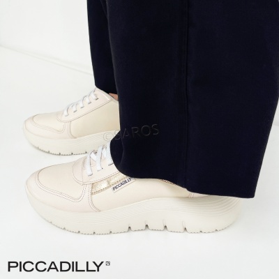 Ténis brancos PICCADILLY com sola espessa e etiqueta lateral, calças pretas largas