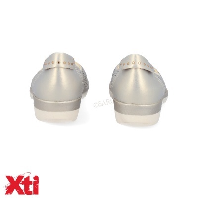 Sapatos femininos prateados vistos de trás