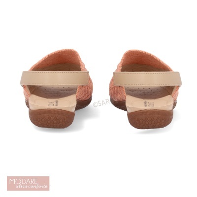 Sapatos mocassim salmão com tiras bege e sola castanha vistos de trás