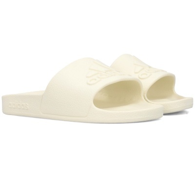 Chinelos Adidas bege claro de borracha com logo em relevo