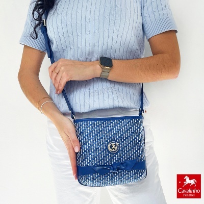 Mala azul e branca Cavalinho com padrão trançado e detalhe em pele azul com laço