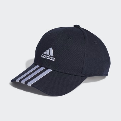 Boné Adidas preto com logo branco e três riscas brancas na pala