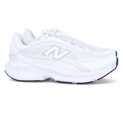 Sapatilhas desportivas brancas New Balance com sola espessa e logo N lateral