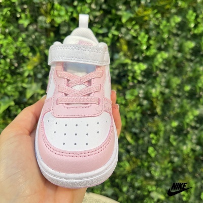 Sapatilha infantil Nike branco e rosa com fecho de velcro e atacadores