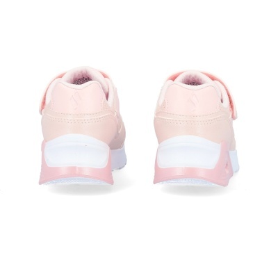 Sapatilhas cor-de-rosa claro vistas de trás, com sola branca e rosa