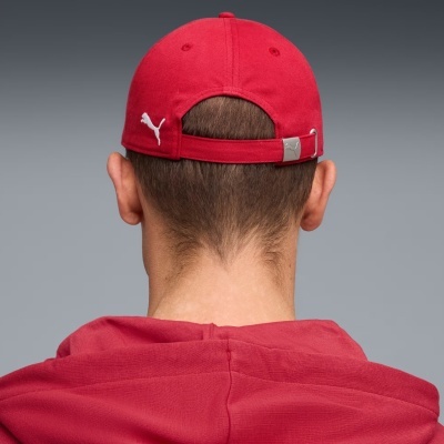 Boné vermelho PUMA visto de trás com fecho ajustável.