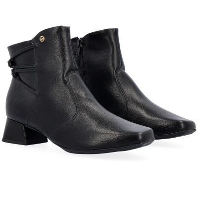 Botins pretos em pele com salto baixo e fecho de correr
