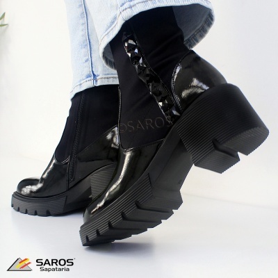 Botas pretas femininas com salto grosso e detalhes em tachas na parte traseira