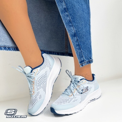 Ténis de corrida Skechers azuis claros com sola branca e detalhes em azul escuro e laranja