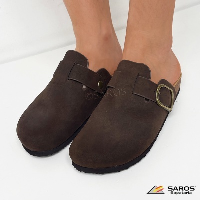 Sapatos mule castanhos escuros em couro com fivela dourada