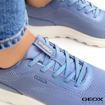 ténis Geox azul claro com sola branca e atacadores azuis