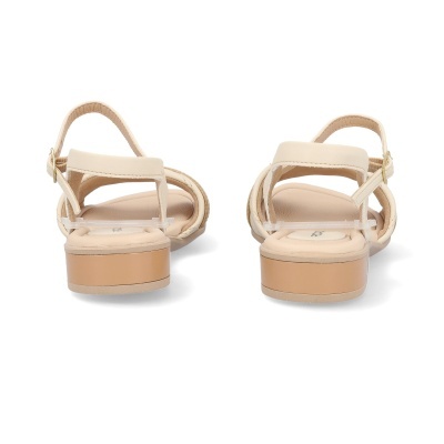 Sandálias de salto baixo bege claro com tiras largas e fivela dourada