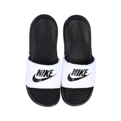 Chinelos Nike pretos com tira branca com logotipo NIKE