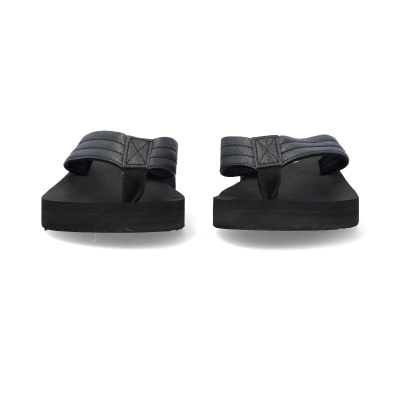 Chinelos pretos com tiras largas e sola espessa