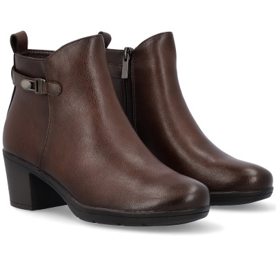 Botins castanhos em pele com salto médio e fecho lateral.