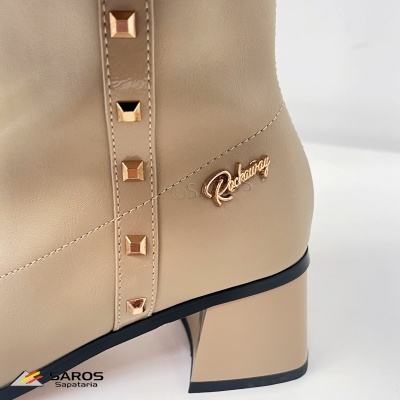 Botim bege com tachas douradas e logótipo Rockaway