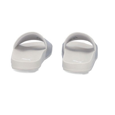 Chinelos brancos com logo Puma vistos de trás