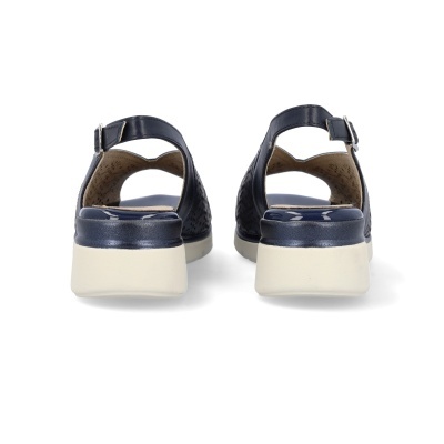 Sandálias femininas pretas vistas de trás