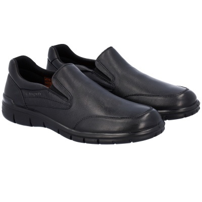 Sapatos masculinos pretos tipo mocassim em pele com sola preta de borracha.
