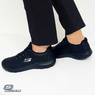 Sapatos desportivos negros Skechers com logo branco e sola preta.
