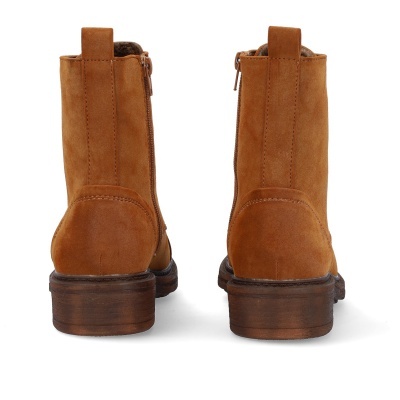 Botas castanhas em pele com sola e salto castanhos escuros vistas de trás