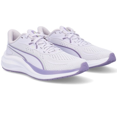 Par de ténis desportivos brancos e lilás comDesign perfurado e sola branca.