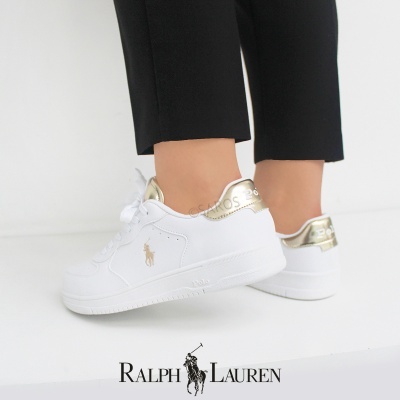 Ténis brancos com detalhe dourado e logo Ralph Lauren em fundo branco